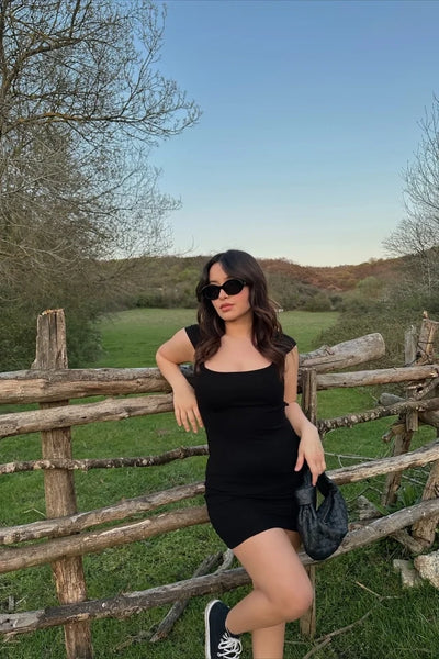 Schwarzes Kleid mit Rückendetail!